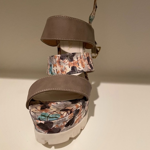 Platform - Picture 3 of 7